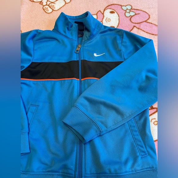 Nike - Picture 2 of 4